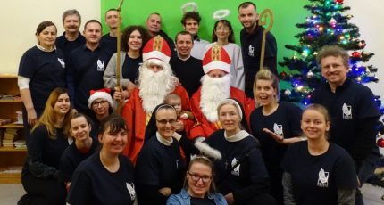 Niesłyszące dzieci na spotkaniu ze świętym Mikołajem