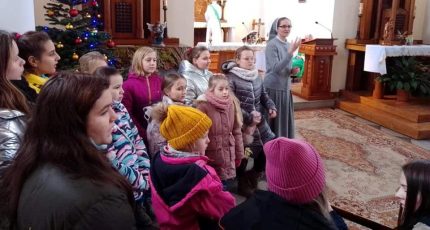 Dziecięca schola kolędowała z niesłyszącymi