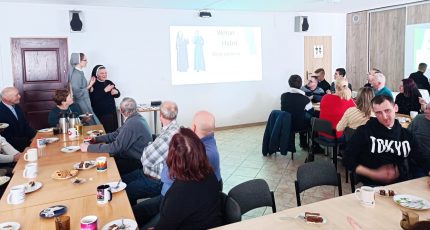 Z urodzinowym tortem i świadectwem powołania